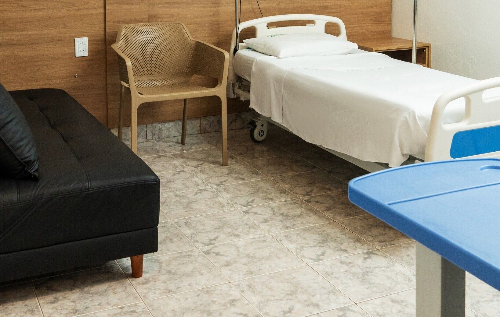 Habitación de internación del Sanatorio Alemán con cama articulada